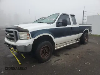 2005 Ford Super Duty F-250 XL with VIN 1FTSX21Y35EC33241, listed as a Copart auction lot 83824754 with 132,112 mi miles and Salvage Title. Bid and sale history available at carsss.com. Image 1.