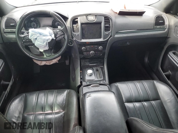 2019 Chrysler 300 S z VIN 2C3CCABG0KH565971, wystawiony jako Copart lot #56640265 z przebiegiem Nie podano mil oraz Czysty tytuł • Clean title. Historia ofert i sprzedaży dostępna na DreamBid. Obrazek 8.