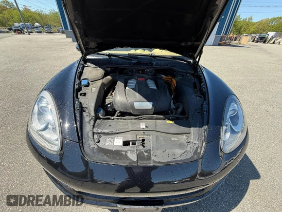 2012 Porsche Cayenne S Hybrid z VIN WP1AE2A28CLA94048, wystawiony jako Copart lot #56879555 z przebiegiem 129 448 mil mil oraz Tytuł czysty. Historia ofert i sprzedaży dostępna na DreamBid. Obrazek 7.