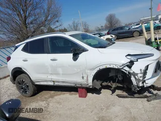 2024 Buick Encore GX Sport Touring z VIN KL4AMESL6RB189875, wystawiony jako IAAI lot #41780976 z przebiegiem 22 969 mil mil oraz . Historia ofert i sprzedaży dostępna na DreamBid. Obrazek 13.