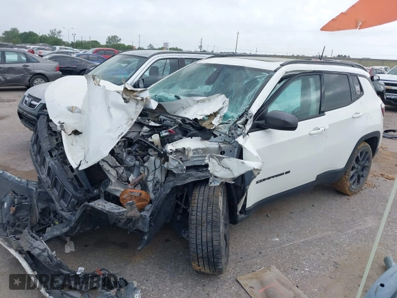 2021 Jeep Compass 80th Anniversary z VIN 3C4NJDEB5MT596218, wystawiony jako IAAI lot #41939039 z przebiegiem Nie podano mil oraz . Historia ofert i sprzedaży dostępna na DreamBid. Obrazek 2.