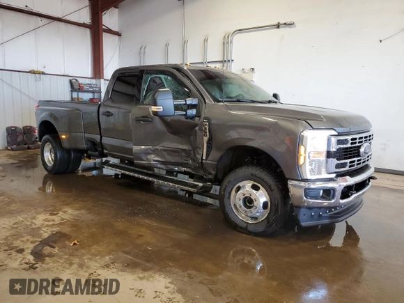 2024 Ford F-350 XL with VIN 1FT8W3DT4RED60475, listed as a Copart auction lot 49405705 with 59,394 mi miles and Salvage Title. Bid and sale history available at DreamBid. Image 4.
