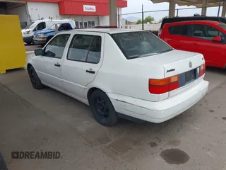 1998 Volkswagen Jetta z VIN 3VWRB81H5WM156431, wystawiony jako IAAI lot #42042282 z przebiegiem 92 995 mil mil oraz . Historia ofert i sprzedaży dostępna na DreamBid. Obrazek 3.