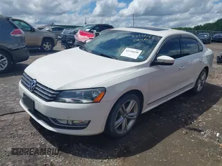 2014 Volkswagen Passat SEL Premium z VIN 1VWCN7A38EC069585, wystawiony jako IAAI lot #42236658 z przebiegiem 62 861 mil mil oraz . Historia ofert i sprzedaży dostępna na DreamBid. Obrazek 2.