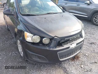 2014 Chevrolet Sonic LS z VIN 1G1JA5SH6E4114692, wystawiony jako IAAI lot #42671958 z przebiegiem 200 945 mil mil oraz . Historia ofert i sprzedaży dostępna na DreamBid. Obrazek 6.
