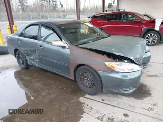 2002 Toyota Camry XLE z VIN 4T1BF30K02U506929, wystawiony jako IAAI lot #41911846 z przebiegiem 180 774 mil mil oraz . Historia ofert i sprzedaży dostępna na DreamBid. Obrazek 1.