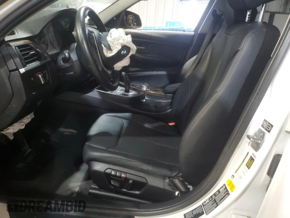 2015 BMW 3 Series 328i xDrive z VIN WBA3B5C55FF961191, wystawiony jako Copart lot #54799805 z przebiegiem 102 979 mil mil oraz Nie do naprawy • Non repairable. Historia ofert i sprzedaży dostępna na DreamBid. Obrazek 7.
