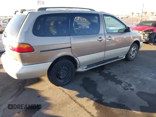 1998 Toyota Sienna LE z VIN 4T3ZF13C1WU051030, wystawiony jako IAAI lot #41259605 z przebiegiem 190 861 mil mil oraz . Historia ofert i sprzedaży dostępna na DreamBid. Obrazek 4.
