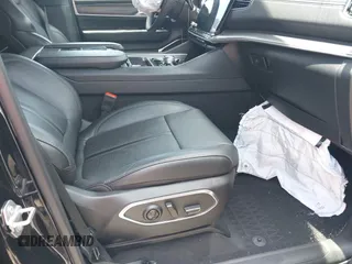 2024 Jeep Wagoneer Series II z VIN 1C4SJSBP5RS181545, wystawiony jako IAAI lot #42665451 z przebiegiem 20 492 mil mil oraz . Historia ofert i sprzedaży dostępna na DreamBid. Obrazek 5.