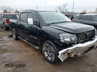 2009 Nissan Titan SE z VIN 1N6BA07D79N308987, wystawiony jako IAAI lot #41510189 z przebiegiem 210 671 mil mil oraz . Historia ofert i sprzedaży dostępna na DreamBid. Obrazek 1.