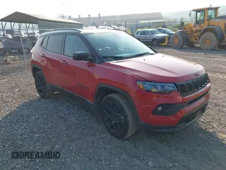 2024 Jeep Compass Latitude z VIN 3C4NJDBN8RT592122, wystawiony jako IAAI lot #42375753 z przebiegiem 8 187 mil mil oraz . Historia ofert i sprzedaży dostępna na DreamBid. Obrazek 1.