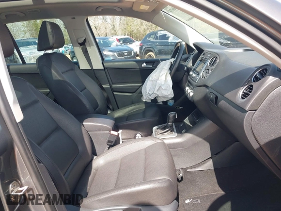 2015 Volkswagen Tiguan SE z VIN WVGBV7AXXFW503955, wystawiony jako IAAI lot #41730076 z przebiegiem 146 446 mil mil oraz . Historia ofert i sprzedaży dostępna na DreamBid. Obrazek 5.