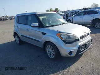 2013 Kia Soul + z VIN KNDJT2A65D7560605, wystawiony jako IAAI lot #41908807 z przebiegiem 186 810 mil mil oraz . Historia ofert i sprzedaży dostępna na DreamBid. Obrazek 1.