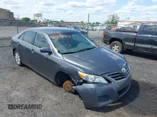 2011 Toyota Camry LE z VIN 4T1BF3EK6BU684661, wystawiony jako IAAI lot #42384005 z przebiegiem 303 241 mil mil oraz . Historia ofert i sprzedaży dostępna na DreamBid. Obrazek 1.