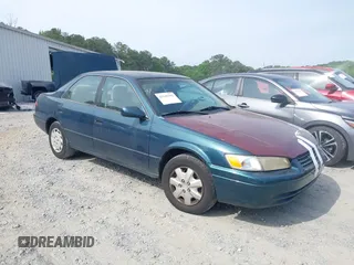 1997 Toyota Camry LE z VIN 4T1BG22K2VU778245, wystawiony jako IAAI lot #42145592 z przebiegiem 276 611 mil mil oraz . Historia ofert i sprzedaży dostępna na DreamBid. Obrazek 1.