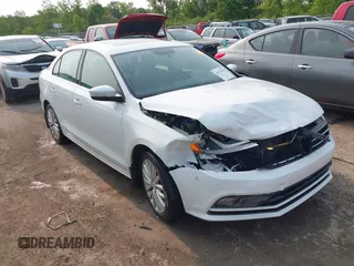 2015 Volkswagen Jetta SE z VIN 3VWD17AJ7FM302290, wystawiony jako IAAI lot #42371920 z przebiegiem 127 631 mil mil oraz . Historia ofert i sprzedaży dostępna na DreamBid. Obrazek 1.
