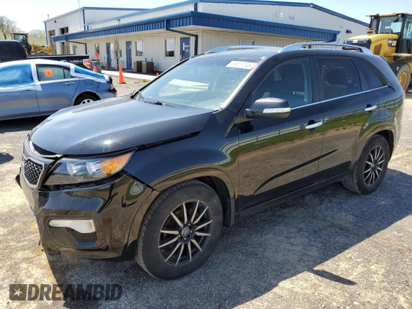 2013 Kia Sorento SX z VIN 5XYKW4A29DG382771, wystawiony jako Copart lot #55823745 z przebiegiem 279 700 mil mil oraz Szkoda całkowita • Salvage title. Historia ofert i sprzedaży dostępna na DreamBid. Obrazek 1.