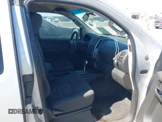 2012 Nissan Frontier S z VIN 1N6BD0CT1CC433667, wystawiony jako IAAI lot #41871242 z przebiegiem 122 158 mil mil oraz . Historia ofert i sprzedaży dostępna na DreamBid. Obrazek 5.