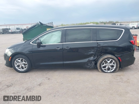 2018 Chrysler Pacifica Touring Plus z VIN 2C4RC1FG7JR358146, wystawiony jako IAAI lot #42155238 z przebiegiem 73 914 mil mil oraz . Historia ofert i sprzedaży dostępna na DreamBid. Obrazek 15.