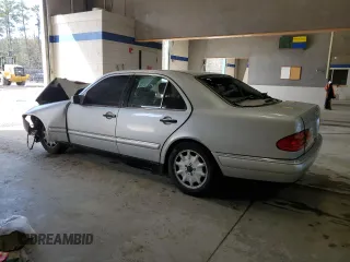 1999 Mercedes-Benz E 320 z VIN WDBJF65HXXA837426, wystawiony jako Copart lot #51084325 z przebiegiem Nie podano mil oraz Szkoda całkowita • Salvage title. Historia ofert i sprzedaży dostępna na DreamBid. Obrazek 2.