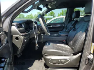 2022 Jeep Grand Wagoneer с VIN 1C4SJUAT9NS202210, выставлен на аукционе Copart как лот 57844125 с пробегом 75 047 миль миль и Списание • Salvage title. История ставок и продаж доступна на DreamBid. Изображение 7.