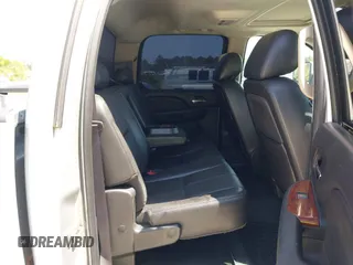 2013 GMC Sierra 2500HD SLT z VIN 1GT121E86DF195303, wystawiony jako IAAI lot #42181435 z przebiegiem 229 818 mil mil oraz . Historia ofert i sprzedaży dostępna na DreamBid. Obrazek 8.
