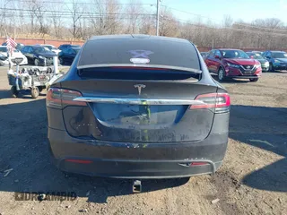 2016 Tesla Model X 70D z VIN 5YJXCAE28GF004461, wystawiony jako IAAI lot #41004214 z przebiegiem 158 962 mil mil oraz . Historia ofert i sprzedaży dostępna na DreamBid. Obrazek 16.