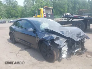 2025 Tesla Model 3 Long Range z VIN 5YJ3E1EB2SF899446, wystawiony jako IAAI lot #42478353 z przebiegiem Nie podano mil oraz . Historia ofert i sprzedaży dostępna na DreamBid. Obrazek 1.