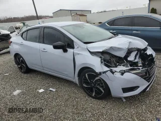 2024 Nissan Versa SR z VIN 3N1CN8FVXRL821142, wystawiony jako Copart lot #49579195 z przebiegiem 24 459 mil mil oraz Szkoda całkowita • Salvage title. Historia ofert i sprzedaży dostępna na DreamBid. Obrazek 4.
