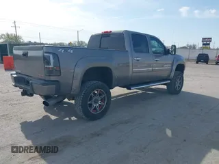 2013 GMC Sierra 2500HD Denali z VIN 1GT125E81DF127112, wystawiony jako IAAI lot #41907764 z przebiegiem 289 619 mil mil oraz . Historia ofert i sprzedaży dostępna na DreamBid. Obrazek 4.