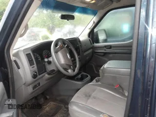2018 Nissan NV Cargo S z VIN 1N6BF0LY9JN805618, wystawiony jako IAAI lot #42404677 z przebiegiem 257 119 mil mil oraz . Historia ofert i sprzedaży dostępna na DreamBid. Obrazek 7.