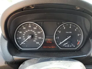 2011 BMW 1 Series 128i z VIN WBAUP7C52BVP21971, wystawiony jako Copart lot #63036725 z przebiegiem 255 217 mil mil oraz Szkoda całkowita • Salvage title. Historia ofert i sprzedaży dostępna na DreamBid. Obrazek 9.