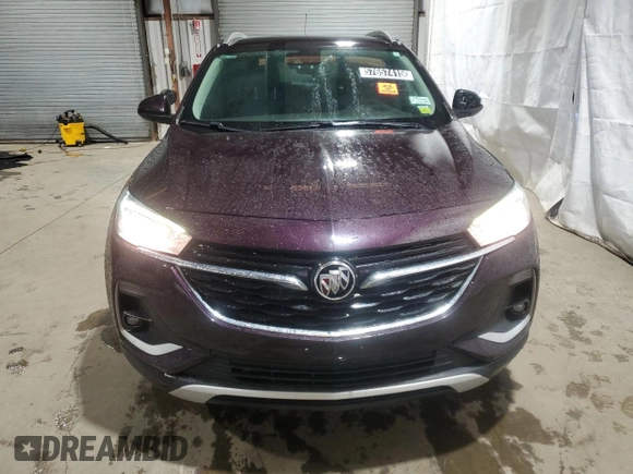 2020 Buick Encore GX Select z VIN KL4MMDSLXLB105930, wystawiony jako Copart lot #57657415 z przebiegiem 69 649 mil mil oraz Czysty tytuł • Clean title. Historia ofert i sprzedaży dostępna na DreamBid. Obrazek 5.