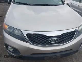 2012 Kia Sorento LX z VIN 5XYKTCA61CG278456, wystawiony jako IAAI lot #42211685 z przebiegiem 128 623 mil mil oraz . Historia ofert i sprzedaży dostępna na DreamBid. Obrazek 6.