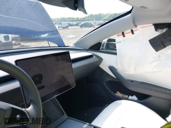 2025 Tesla Model 3 Long Range z VIN 5YJ3E1EB6SF874419, wystawiony jako IAAI lot #42422443 z przebiegiem 11 681 mil mil oraz . Historia ofert i sprzedaży dostępna na DreamBid. Obrazek 5.