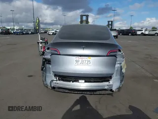 2024 Tesla Model Y z VIN 7SAYGDED7RF197638, wystawiony jako IAAI lot #42246267 z przebiegiem 8 757 mil mil oraz . Historia ofert i sprzedaży dostępna na DreamBid. Obrazek 17.