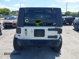 2010 Jeep Wrangler z VIN 1J4HB5H16AL186600, wystawiony jako IAAI lot #42147992 z przebiegiem 134 717 mil mil oraz . Historia ofert i sprzedaży dostępna na DreamBid. Obrazek 16.