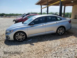 2024 Volkswagen Jetta Sport z VIN 3VWBM7BU7RM083875, wystawiony jako Copart lot #53660545 z przebiegiem 14 741 mil mil oraz Szkoda całkowita • Salvage title. Historia ofert i sprzedaży dostępna na DreamBid. Obrazek 1.