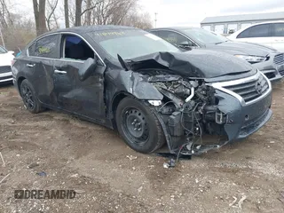 2015 Nissan Altima 2.5 S with VIN 1N4AL3AP2FN351860, listed as a IAAI auction lot 41844963 with 173,046 mi miles. Bid and sale history available at carsss.com. Image 1.