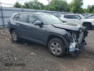 2023 Toyota RAV4 XLE z VIN 2T3P1RFV3PW329946, wystawiony jako Copart lot #63818595 z przebiegiem 45 428 mil mil oraz Szkoda całkowita • Salvage title. Historia ofert i sprzedaży dostępna na DreamBid. Obrazek 4.