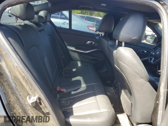 2019 BMW 3 Series 330i z VIN WBA5R1C57KFH03202, wystawiony jako Copart lot #51518915 z przebiegiem 172 464 mil mil oraz Szkody całkowita. Historia ofert i sprzedaży dostępna na DreamBid. Obrazek 10.