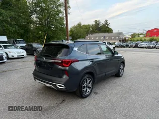 2021 Kia Seltos EX z VIN KNDERCAA6M7135176, wystawiony jako Copart lot #59635315 z przebiegiem 106 872 mil mil oraz Czysty tytuł • Clean title. Historia ofert i sprzedaży dostępna na DreamBid. Obrazek 4.