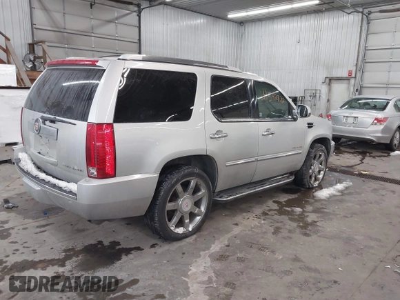2010 Cadillac Escalade Luxury z VIN 1GYUKBEF1AR155880, wystawiony jako IAAI lot #41542872 z przebiegiem Nie podano mil oraz . Historia ofert i sprzedaży dostępna na DreamBid. Obrazek 4.