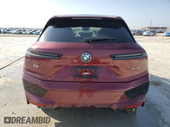 2024 BMW iX xDrive50 z VIN WB523CF06RCN03726, wystawiony jako Copart lot #48911045 z przebiegiem 38 051 mil mil oraz Szkody całkowita. Historia ofert i sprzedaży dostępna na DreamBid. Obrazek 6.