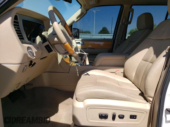 2008 Lincoln Navigator z VIN 5LMFU28558LJ18851, wystawiony jako Copart lot #54992975 z przebiegiem 72 871 mil mil oraz Szkody całkowita. Historia ofert i sprzedaży dostępna na DreamBid. Obrazek 7.