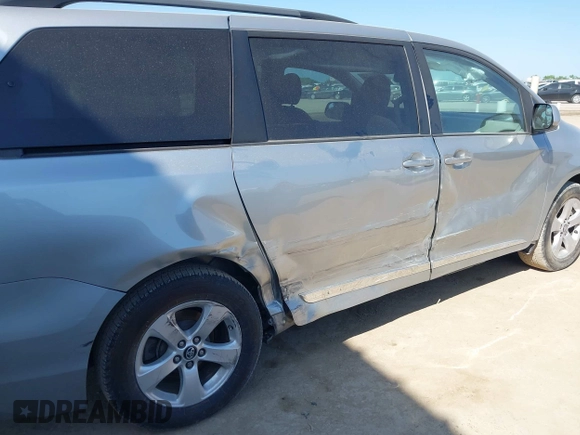 2019 Toyota Sienna LE Auto Access Seat z VIN 5TDKZ3DC1KS966037, wystawiony jako IAAI lot #41972610 z przebiegiem 59 585 mil mil oraz . Historia ofert i sprzedaży dostępna na DreamBid. Obrazek 6.