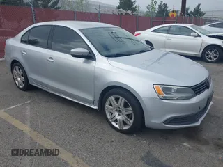 2014 Volkswagen Jetta SE z VIN 3VWD17AJ2EM226153, wystawiony jako IAAI lot #41907079 z przebiegiem 172 595 mil mil oraz . Historia ofert i sprzedaży dostępna na DreamBid. Obrazek 1.