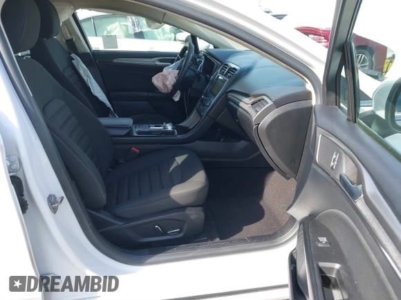 2019 Ford Fusion SE with VIN 3FA6P0HD6KR201777, listed as a IAAI auction lot 41615610 with 93,989 mi miles. Bid and sale history available at carsss.com. Image 5.