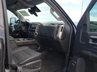 2015 GMC Sierra 2500HD Denali z VIN 1GT120E86FF667058, wystawiony jako IAAI lot #42212058 z przebiegiem 104 069 mil mil oraz . Historia ofert i sprzedaży dostępna na DreamBid. Obrazek 5.