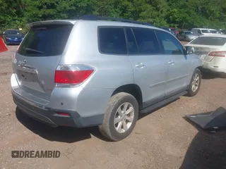 2011 Toyota Highlander z VIN 5TDBK3EHXBS050777, wystawiony jako IAAI lot #42305251 z przebiegiem Nie podano mil oraz . Historia ofert i sprzedaży dostępna na DreamBid. Obrazek 4.